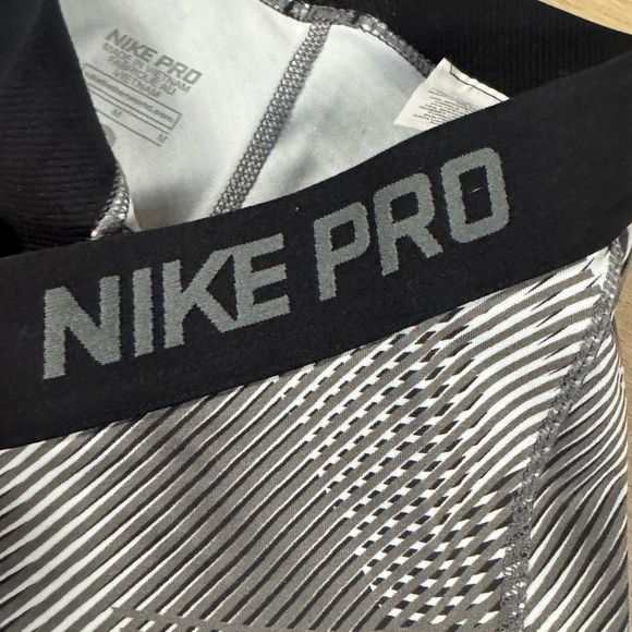 Nike Pro Women’s Black and Gray Hypercool Frequency Leggings with Mesh - Picture 11 of 15